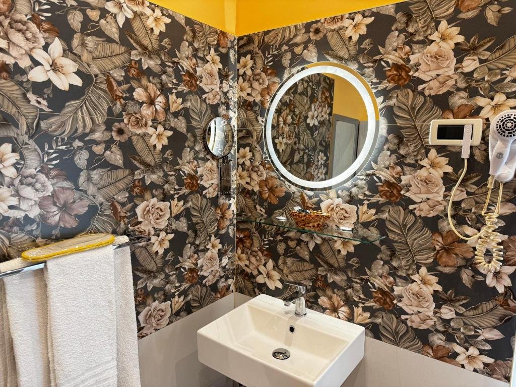Bagno privato pulito Albergo Parigi Genova con doccia